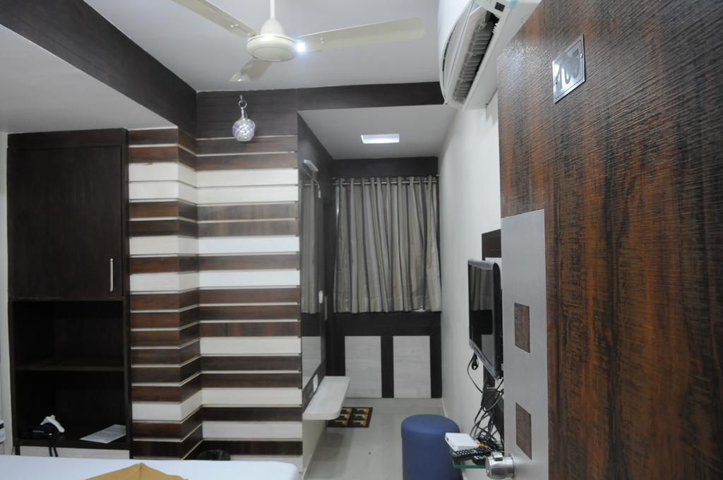 Oyo Hotel Sree Balaji Residency Ахмедабад Экстерьер фото